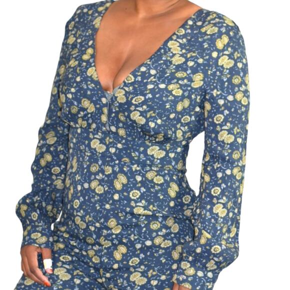 Free People Some Like it Hot Jumpsuit Blue Flare Leg Long Sleeve Floral Size 4 - Picture 4 of 15